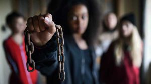 Vrouw houdt gebroken ketting vast