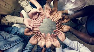 Gekleurde handen in een cirkel.