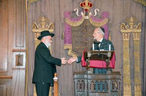 Opperrabijn Jacobs geeft Kees Sybrandi een hand