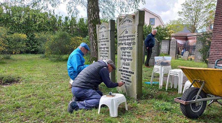 Onderhoud Joodse begraafplaats in Hengelo door vrijwilligers van stichting Boete en Verzoening
