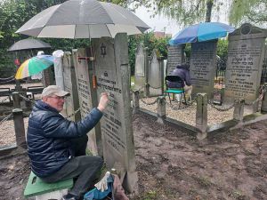 Onderhoud Joodse begraafplaats in Hengelo door vrijwilligers van stichting Boete en Verzoening