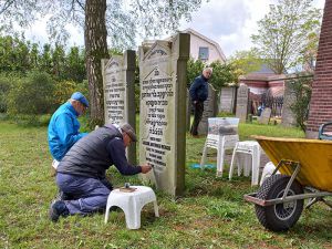 Onderhoud Joodse begraafplaats in Hengelo door vrijwilligers van stichting Boete en Verzoening