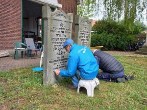 Onderhoud Joodse begraafplaats in Hengelo door vrijwilligers van stichting Boete en Verzoening