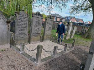Onderhoud Joodse begraafplaats in Hengelo door vrijwilligers van stichting Boete en Verzoening